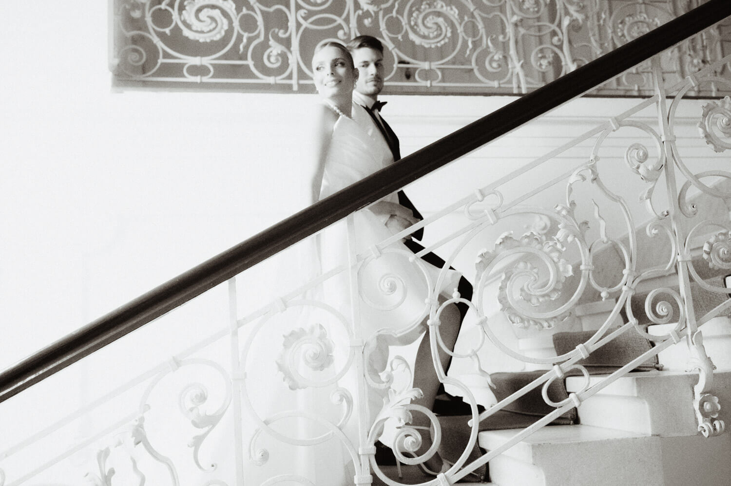 Brautpaar auf historischer Treppe — architektonische Linien, Schwarzweiss.